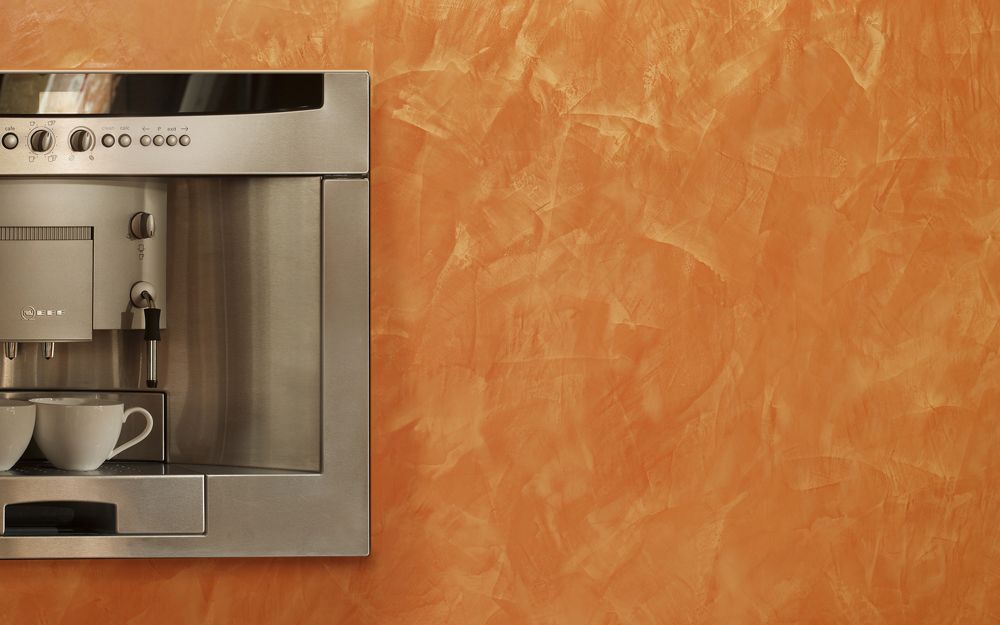 Ein Wohnzimmer mit roten Wänden und weißen Möbeln