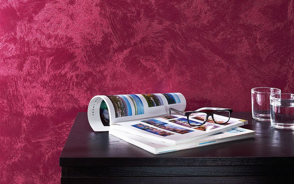 Ein Wohnzimmer mit roten Wänden und weißen Möbeln