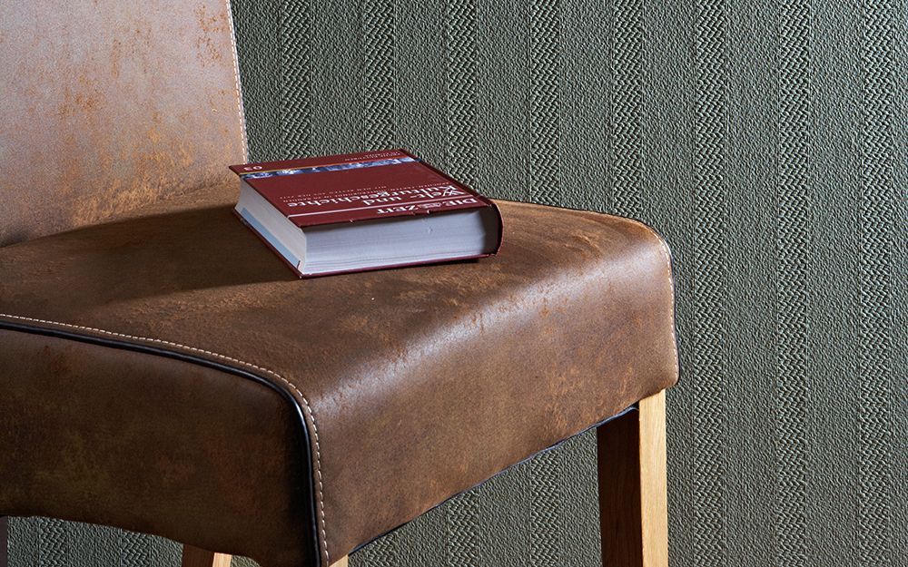 Ein Wohnzimmer mit roten Wänden und weißen Möbeln