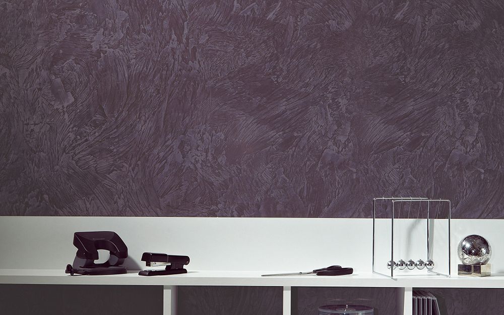 Ein Wohnzimmer mit roten Wänden und weißen Möbeln