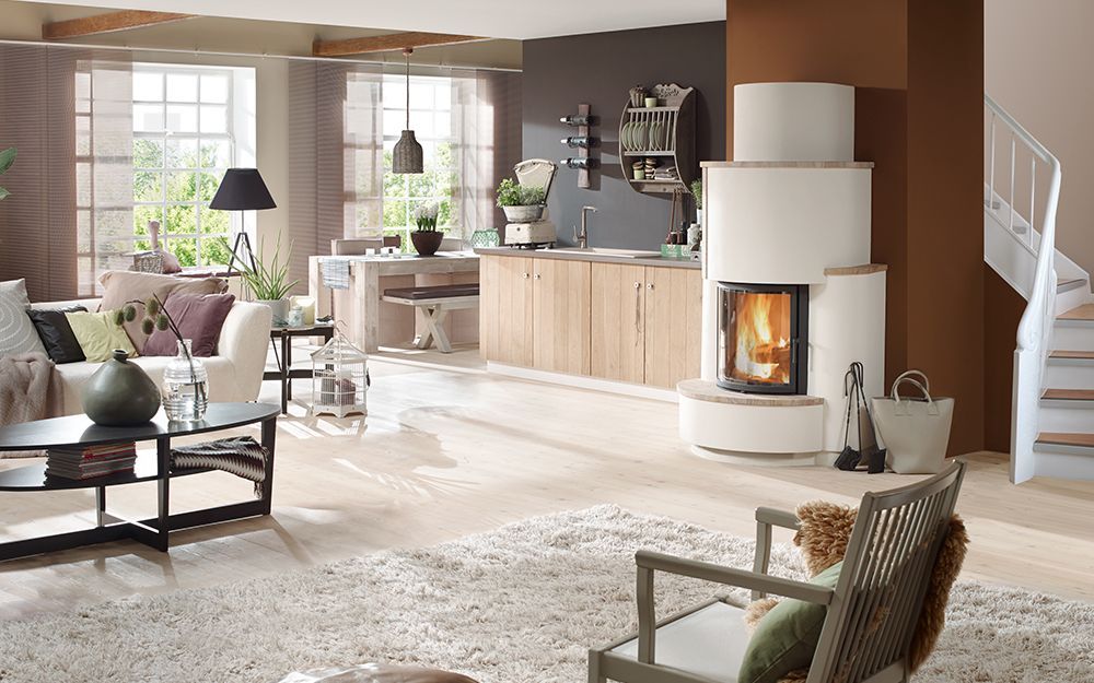 Ein Wohnzimmer mit roten Wänden und weißen Möbeln