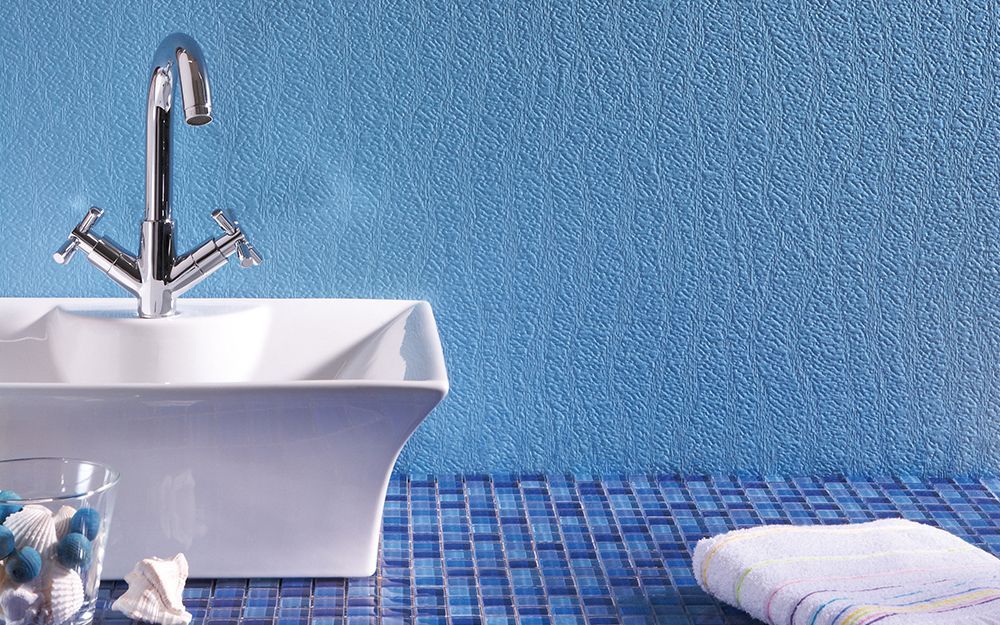 Ein Wohnzimmer mit roten Wänden und weißen Möbeln