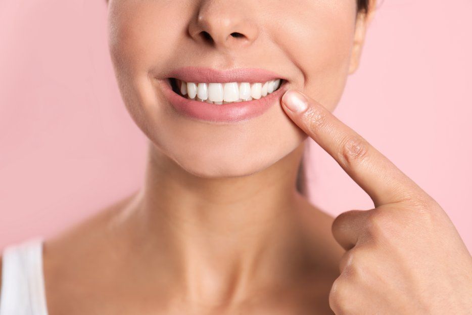 ¿Evitas comer o sonreír? Los implantes dentales tienen la solución