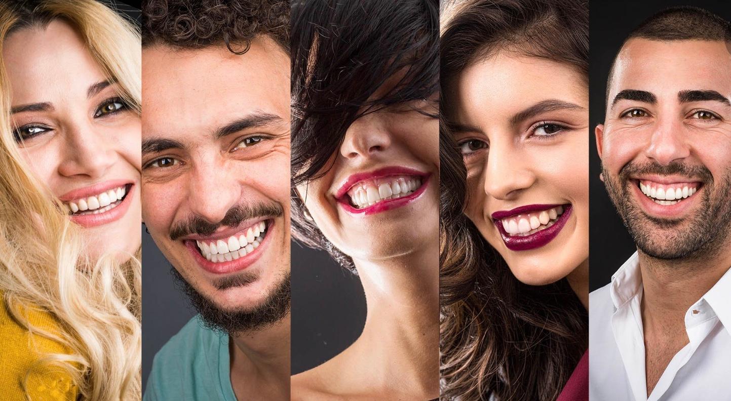 Rostros sonrientes de cinco personas, con distintos tonos de piel y cabello, sobre un fondo oscuro.