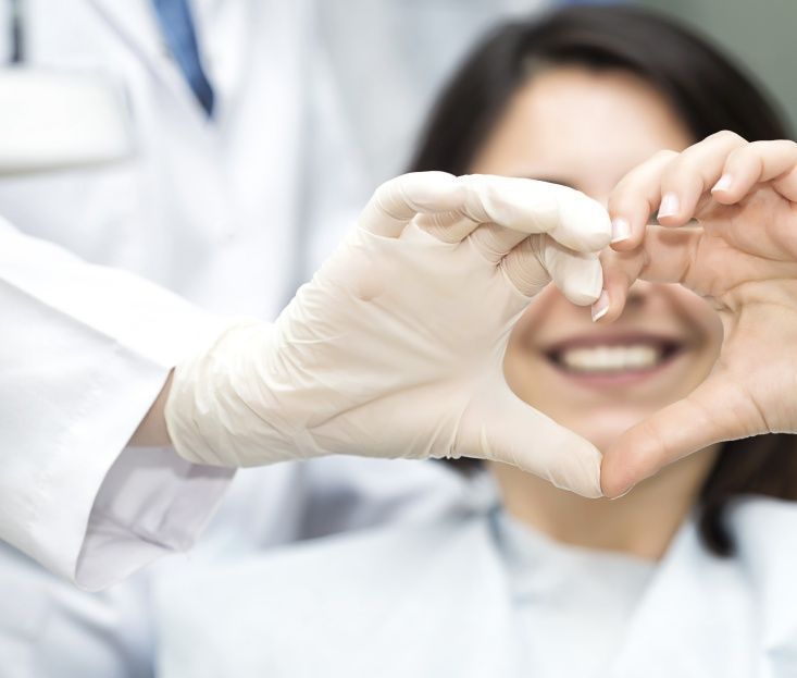 ¿Por qué los implantes dentales son la mejor opción para una sonrisa duradera?