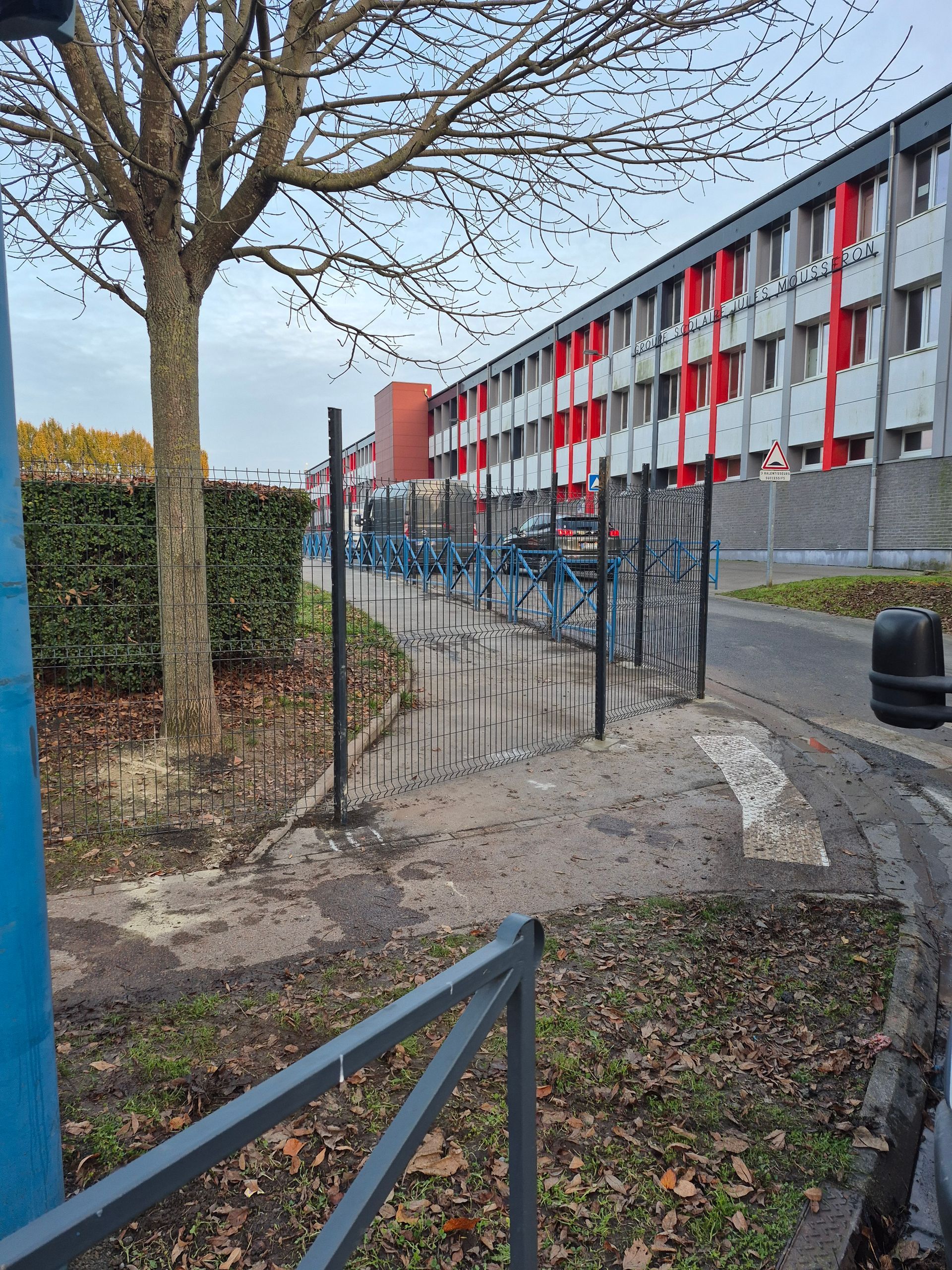 Suite du chantier de pose de clôture grillagée, garde-corps