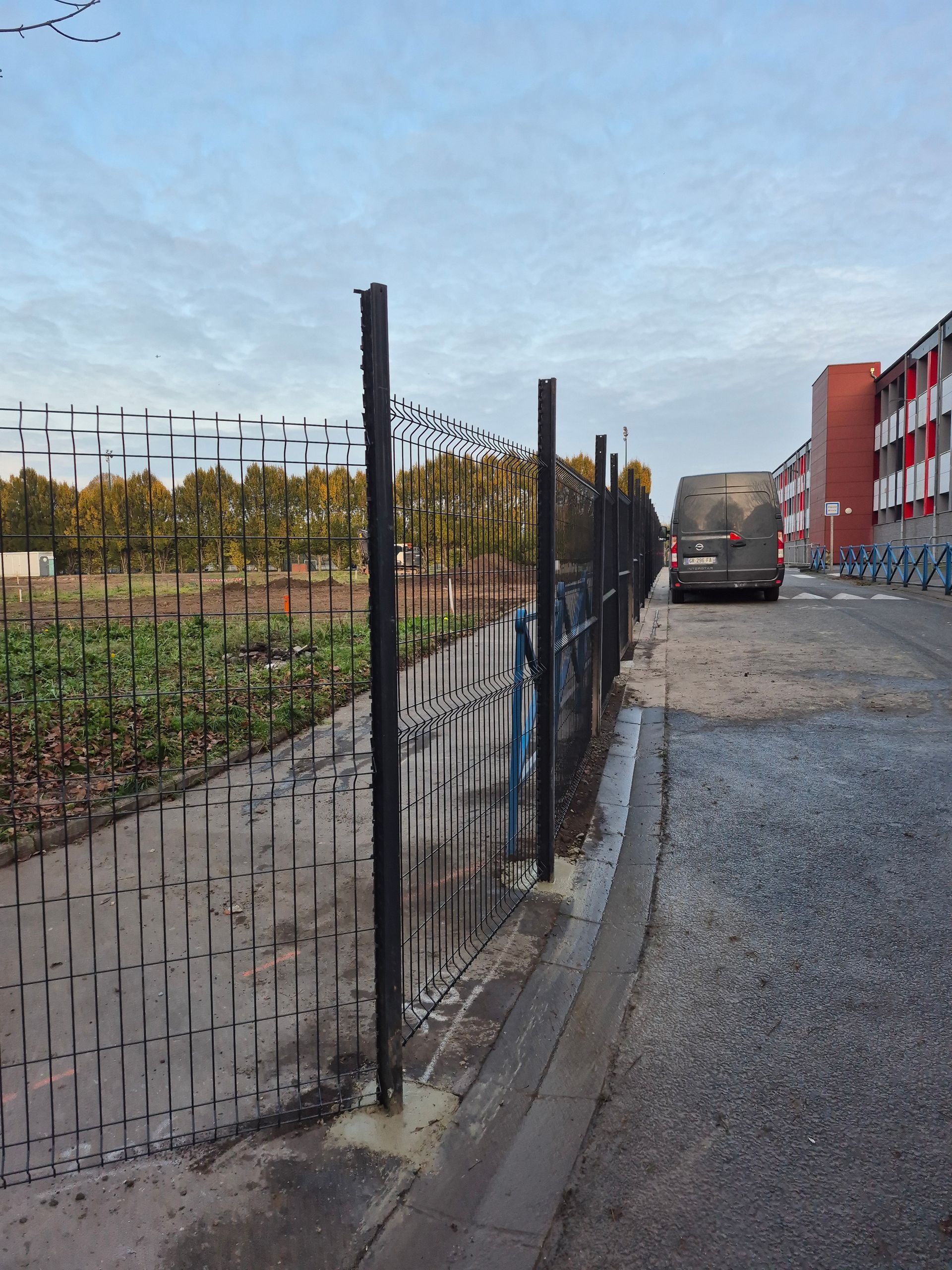 Clôture grillagée rigide, soubassement maçonnée avec piquets