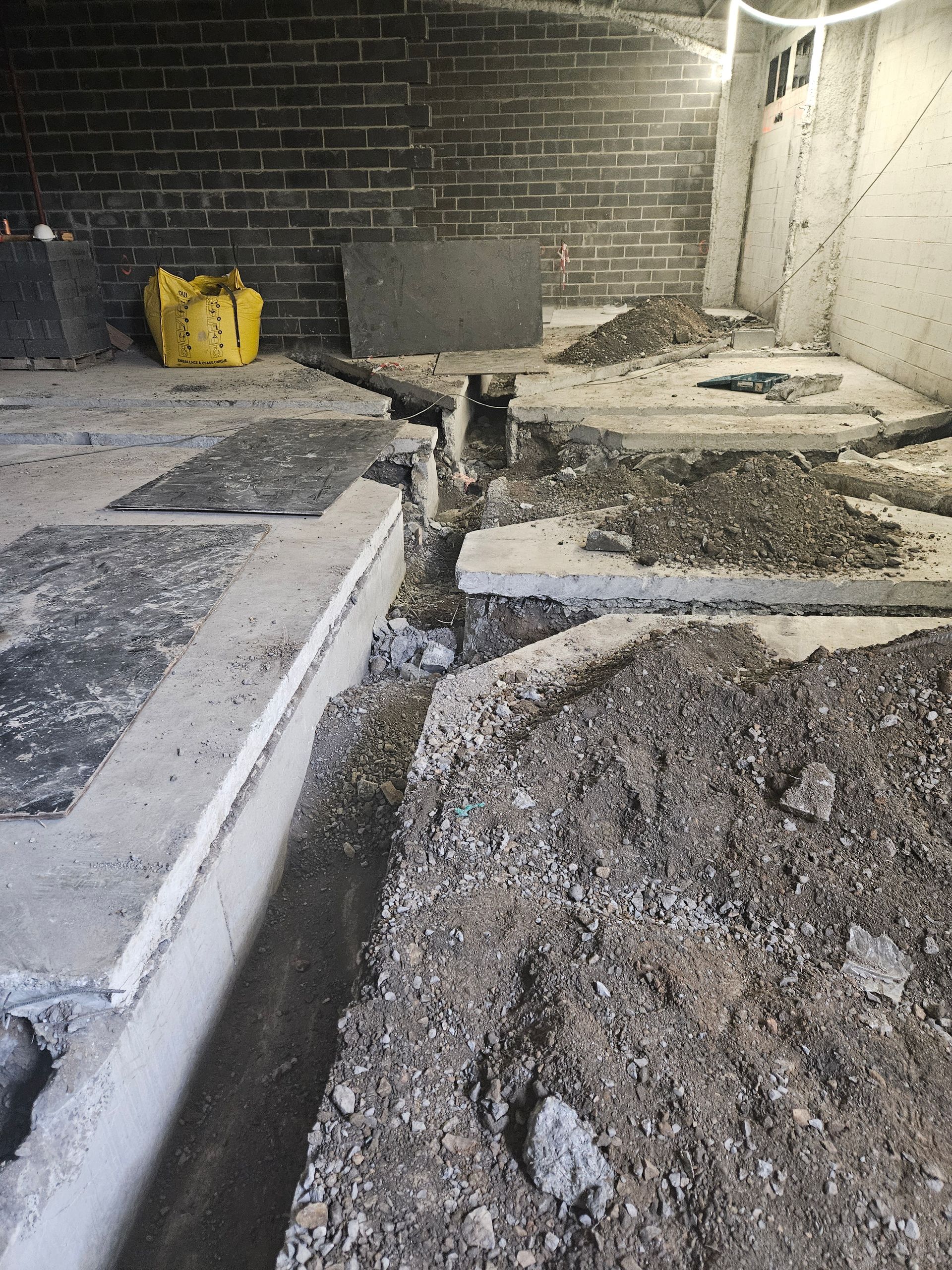 Dalle en béton avec tranchée