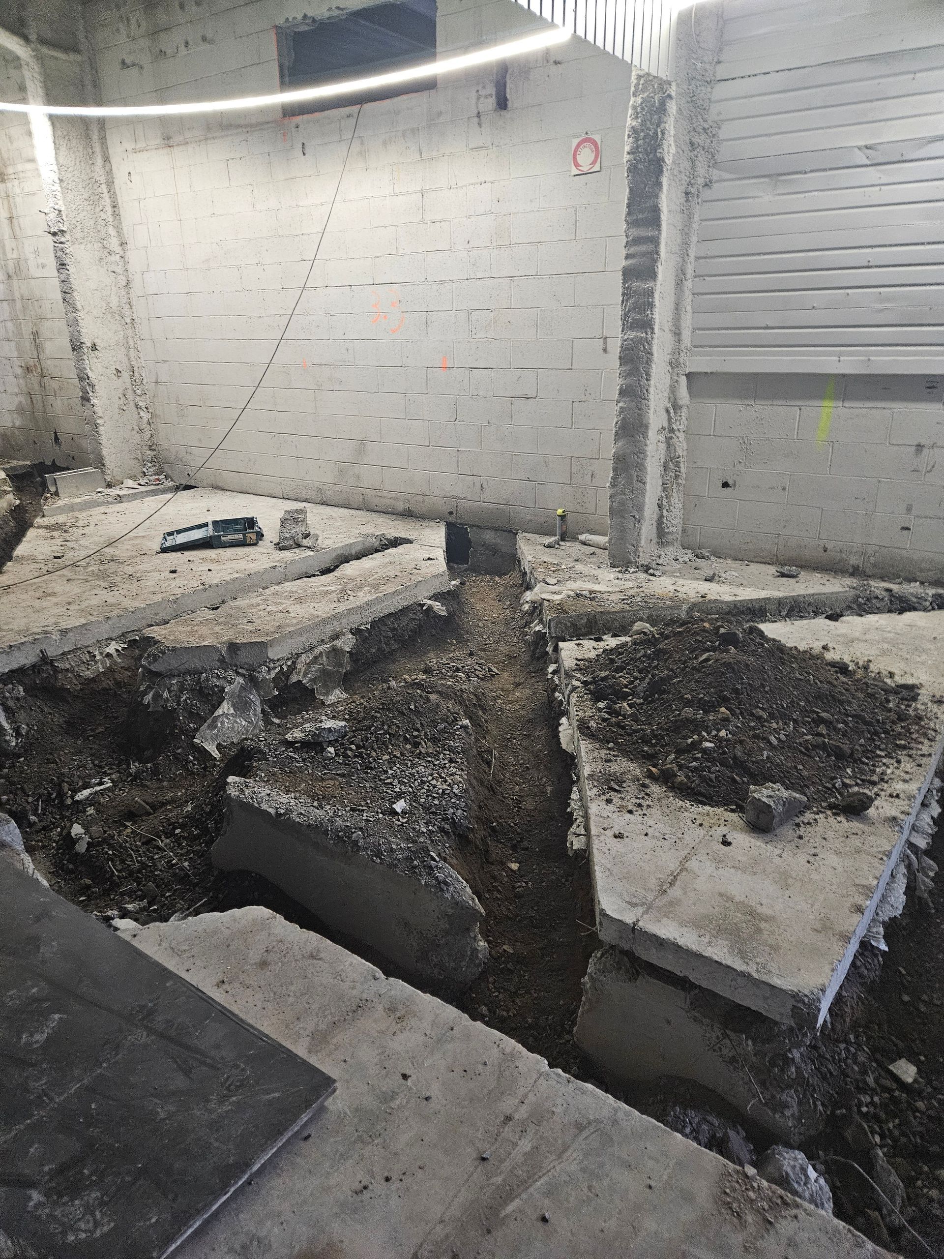 Dalle en béton ouverte avec tranchée pour tuyaux d'eau