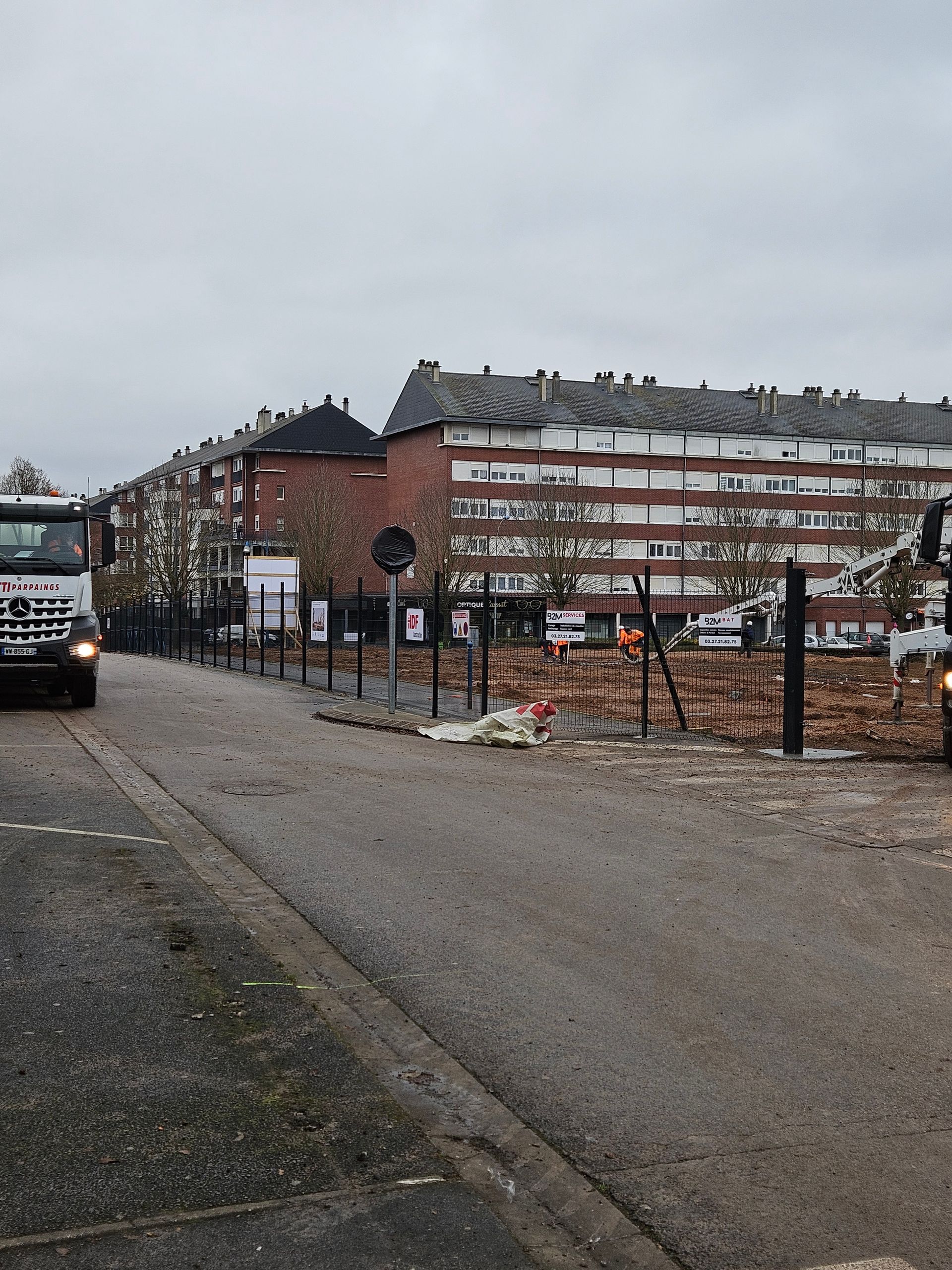 Suite du chantier, clôture grillagée rigide