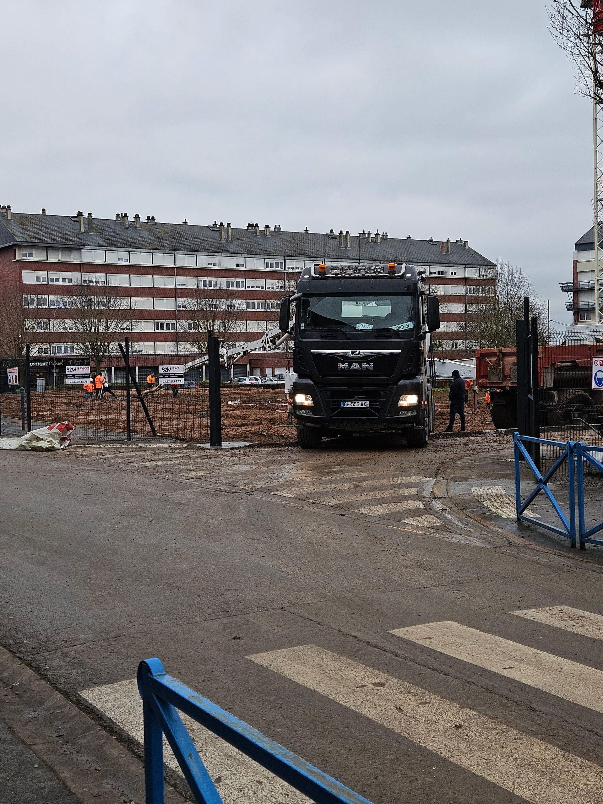 Chantier de pose de clôture, artisan près d'un camion