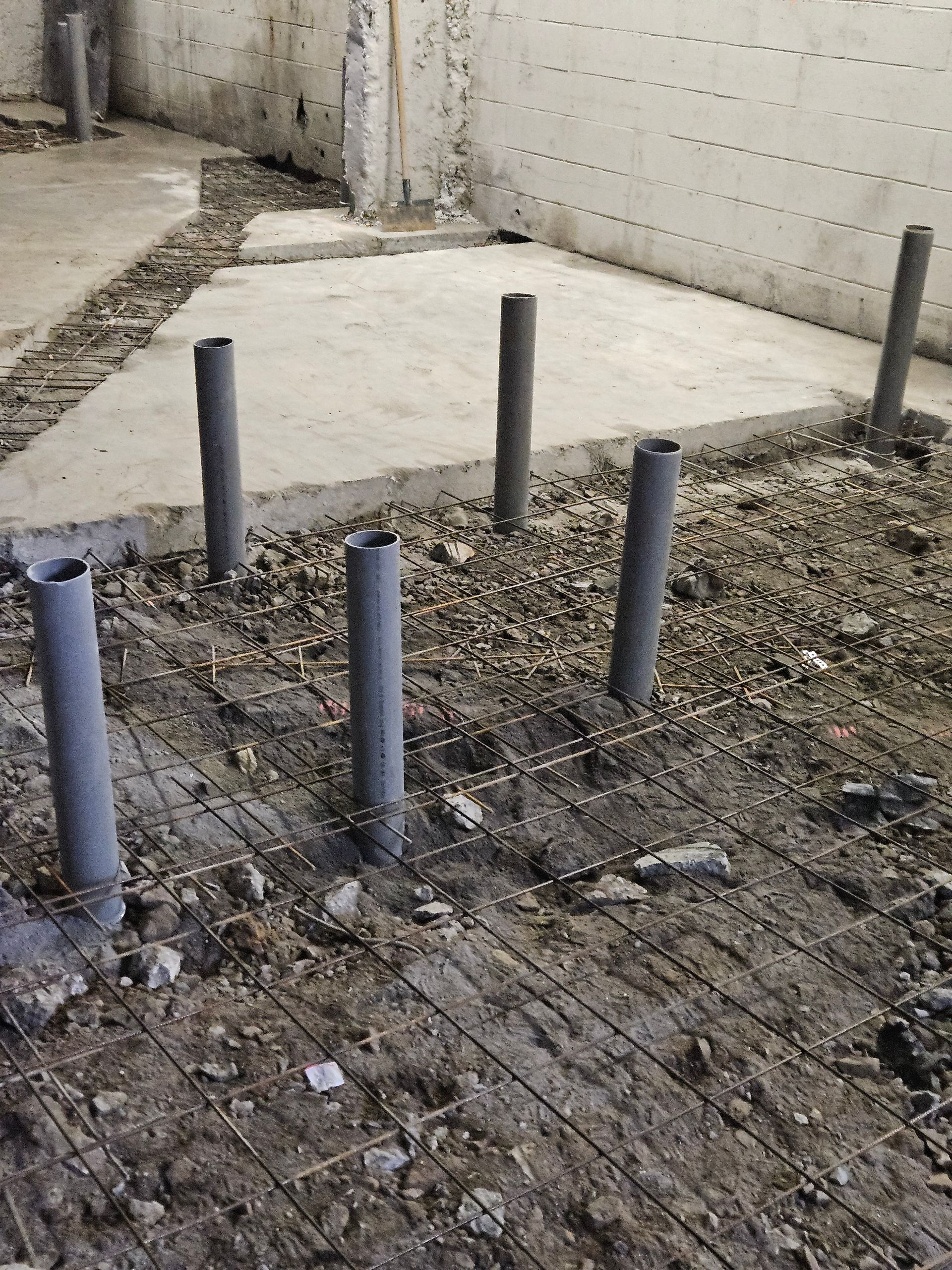 Raccordements d'eau dans un sol en béton