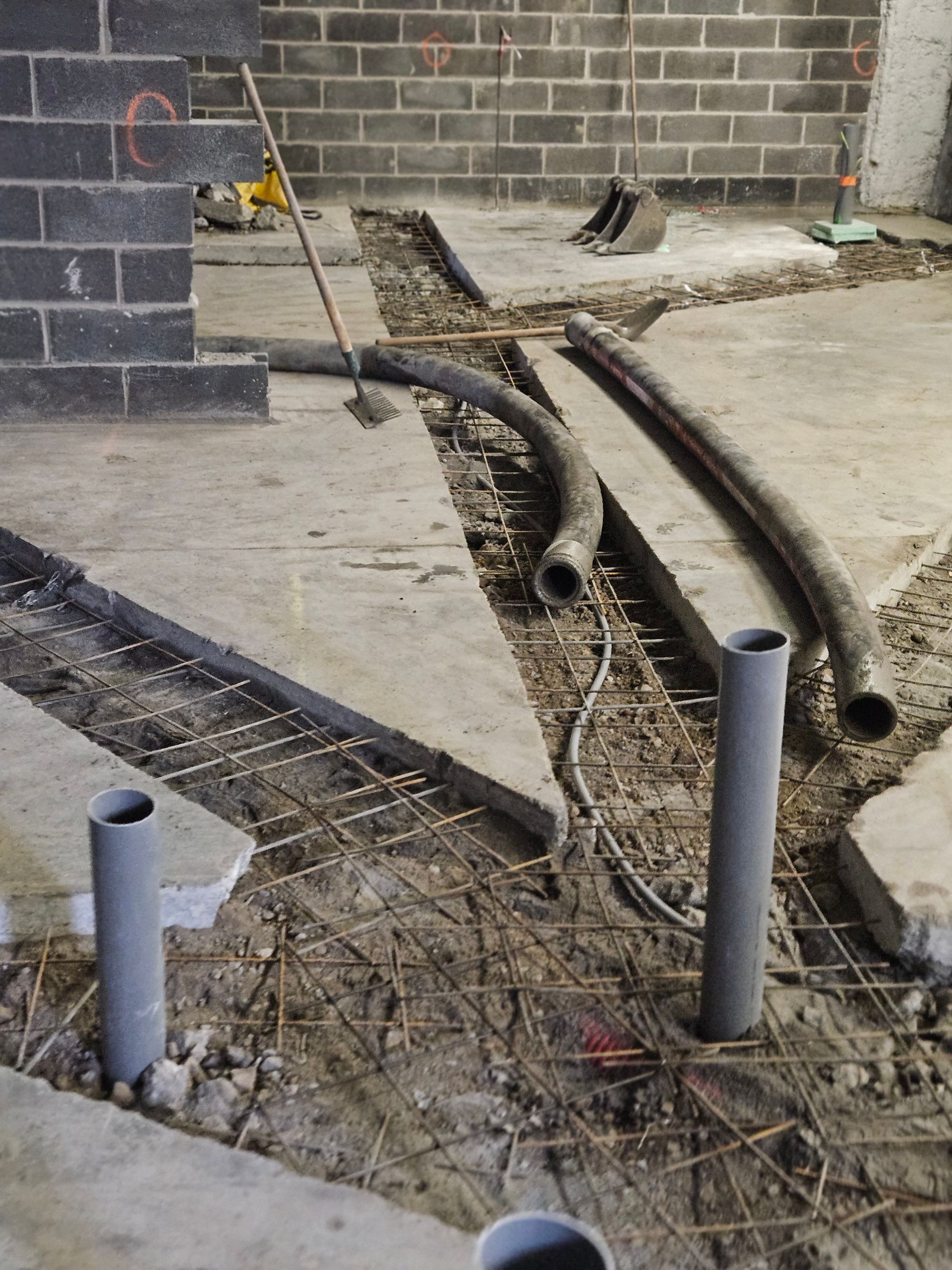 Pose de raccords verticaux dans un sol en béton armé