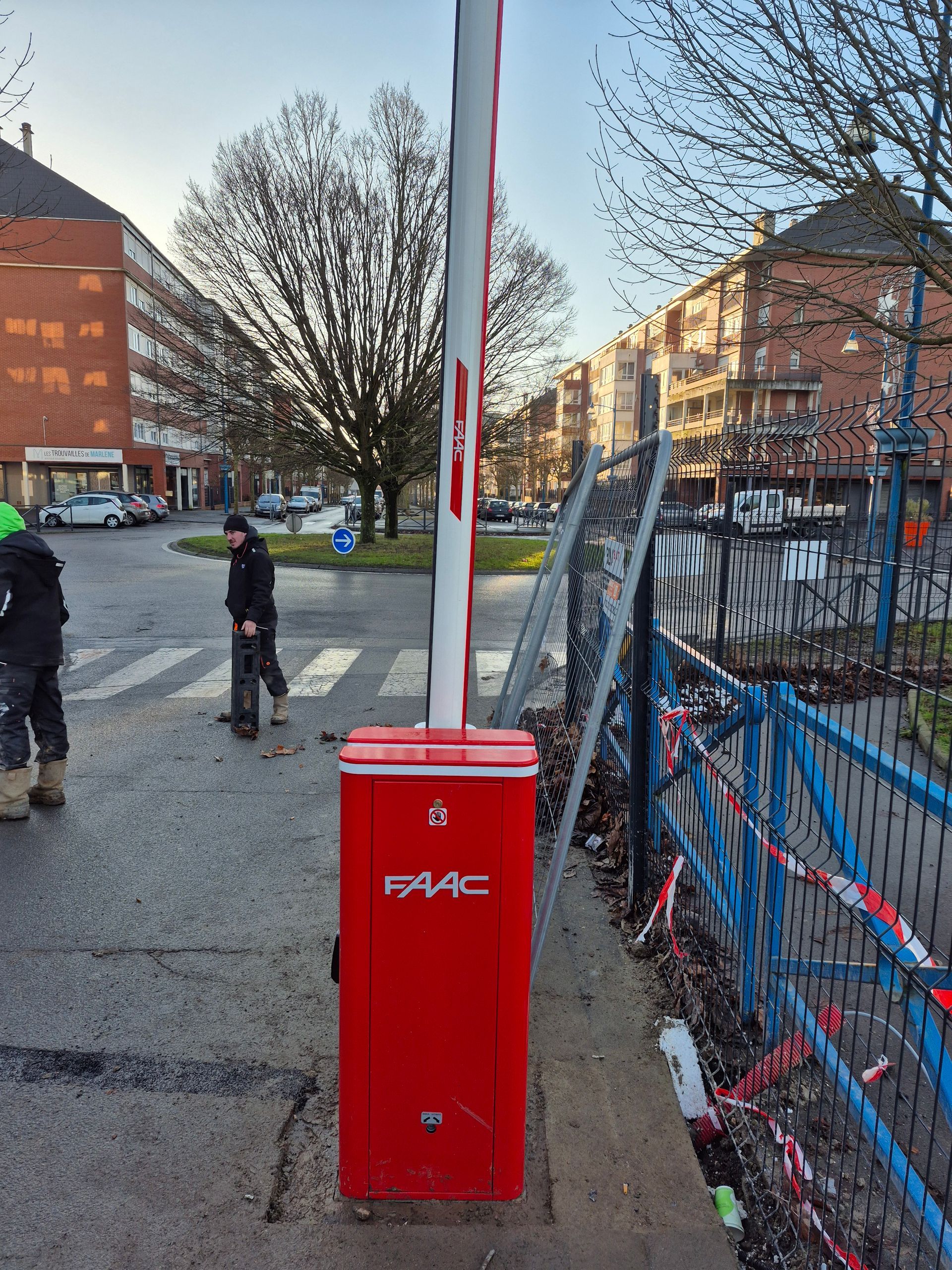 Barrière automatique de marque Faac, artisans sur passage piéton