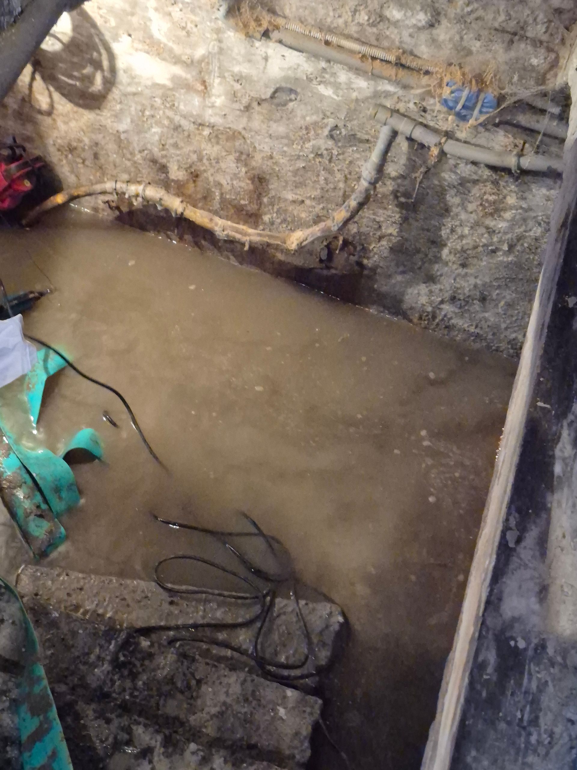 Câblage immergé dans une étendue d'eau souillée