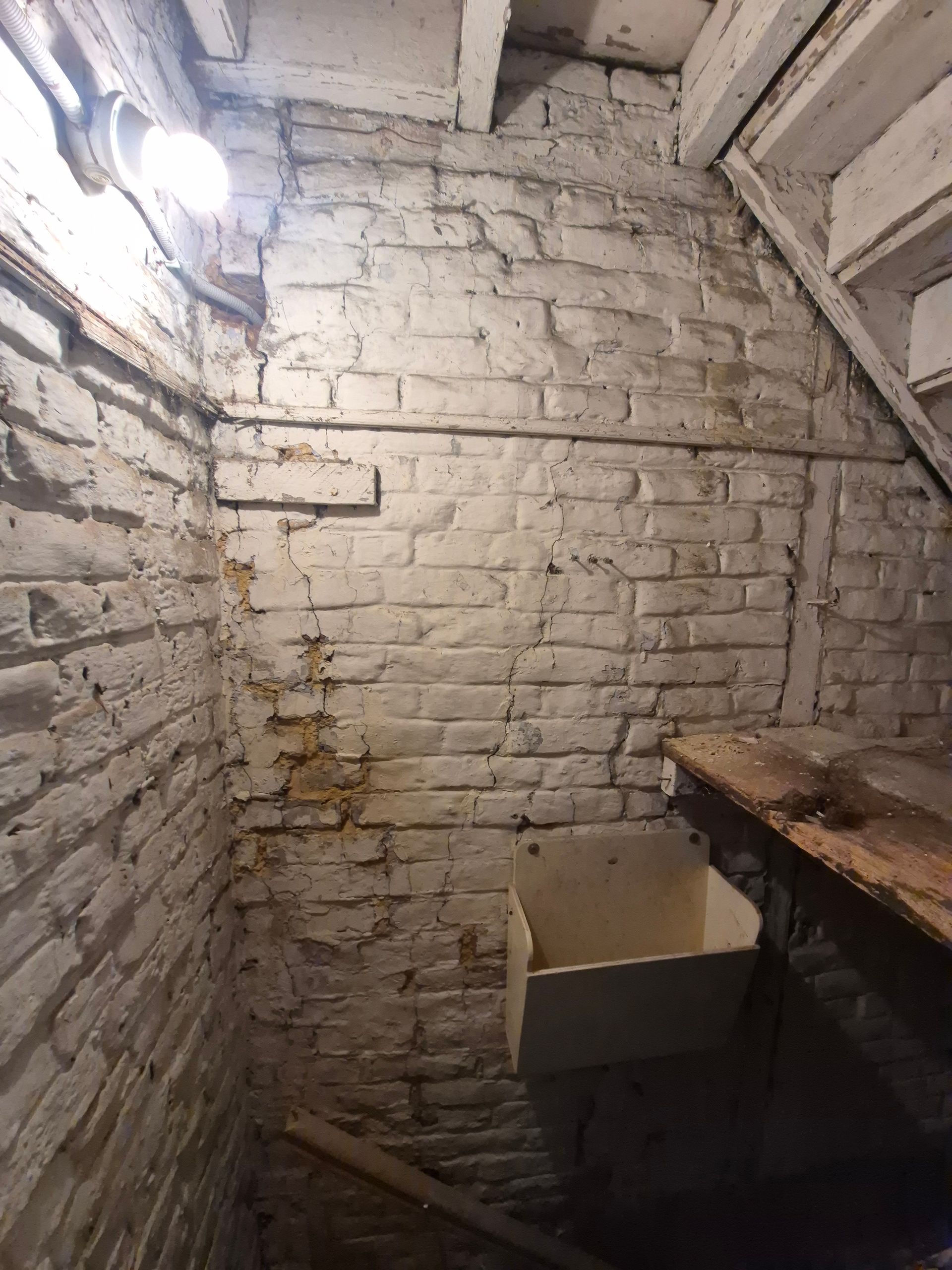 Pièce avec mur en pierres