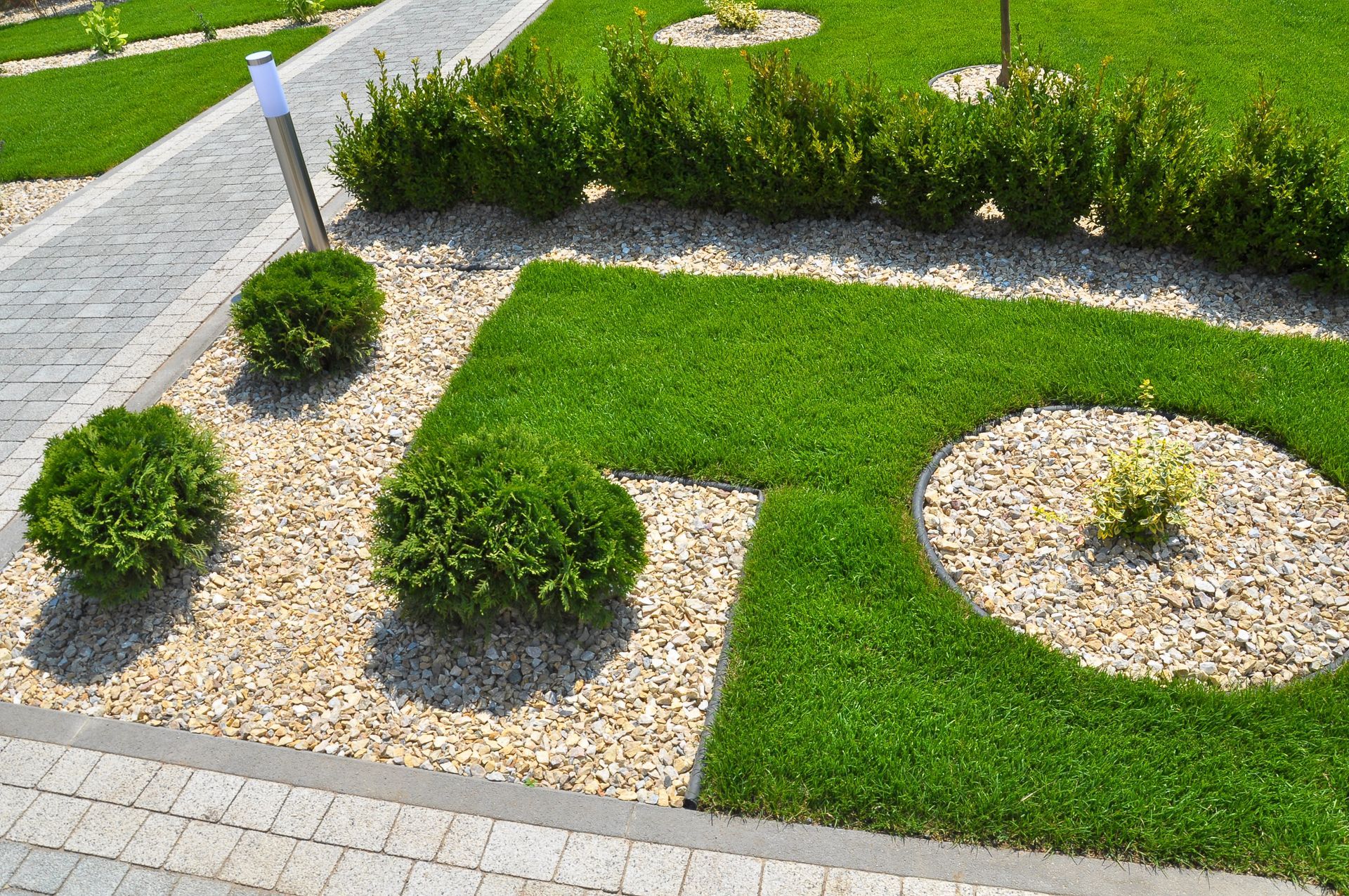 Jardin avec massifs et zones gravillonnées