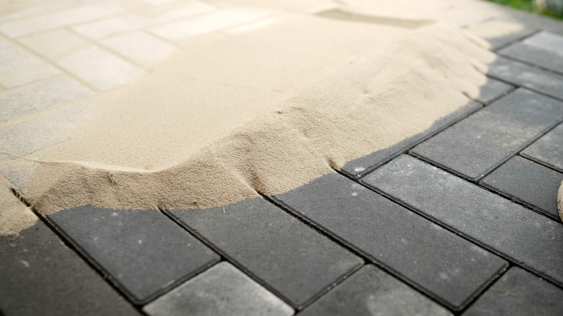 Gros plan sur du sable et un sol en pavés