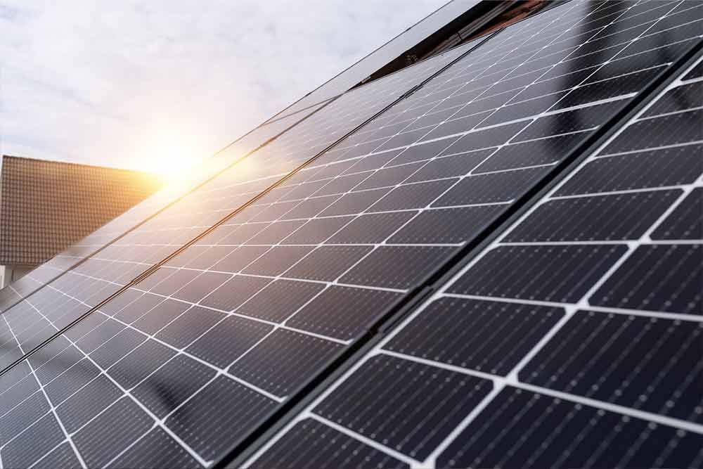 Solarpaneele, Nahaufnahme, im Gegenlicht des sonnigen Himmels, erzeugen erneuerbare Energie.