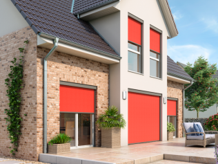 Ein Haus mit roten Jalousien an den Fenstern