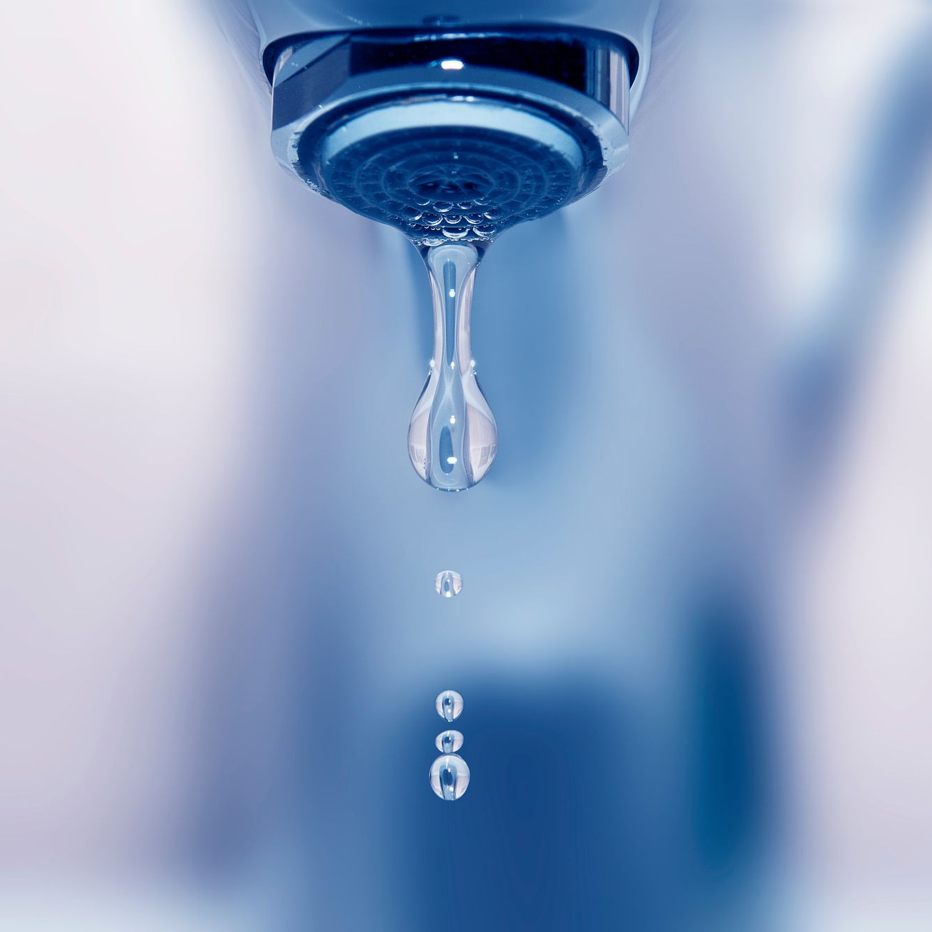 Robinet d'où goutte l'eau. Tons bleus et blancs.