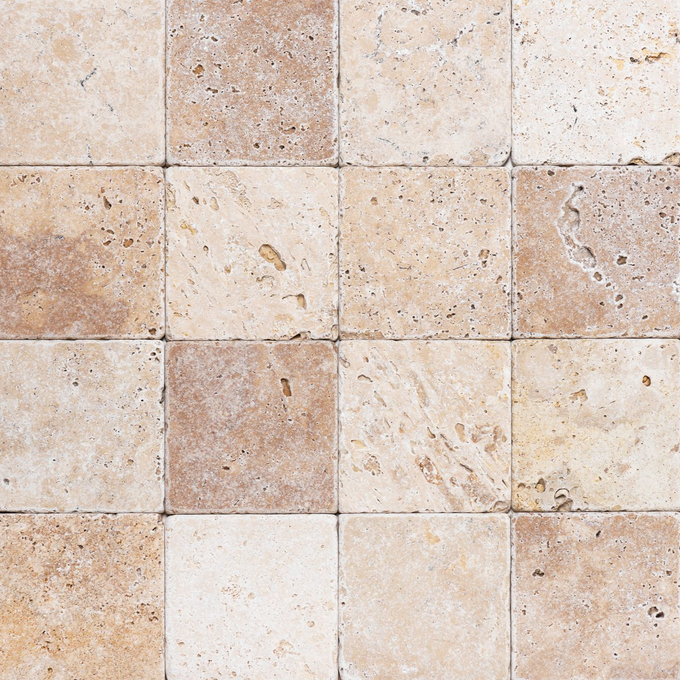 Motif de carreaux carrés en pierre de travertin de couleur beige et marron.