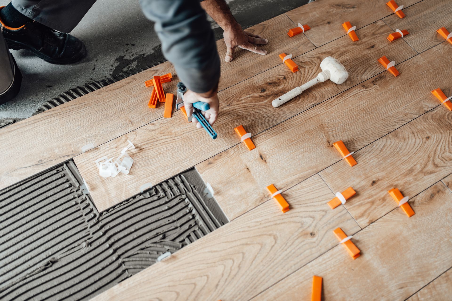 Personne posant un parquet.