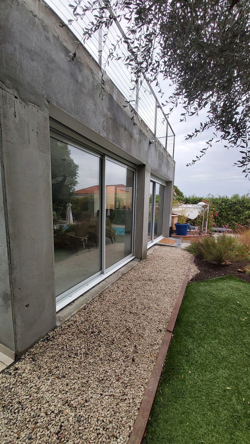 Bâtiment moderne en béton avec de grandes fenêtres.