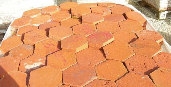 Tomettes hexagonales anciennes rouge-orangé - Brûlon près du Mans