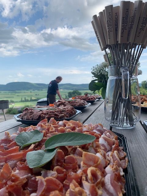 Schüssel mit abgepackten Würstchen mit schwarzen und braunen Etiketten.