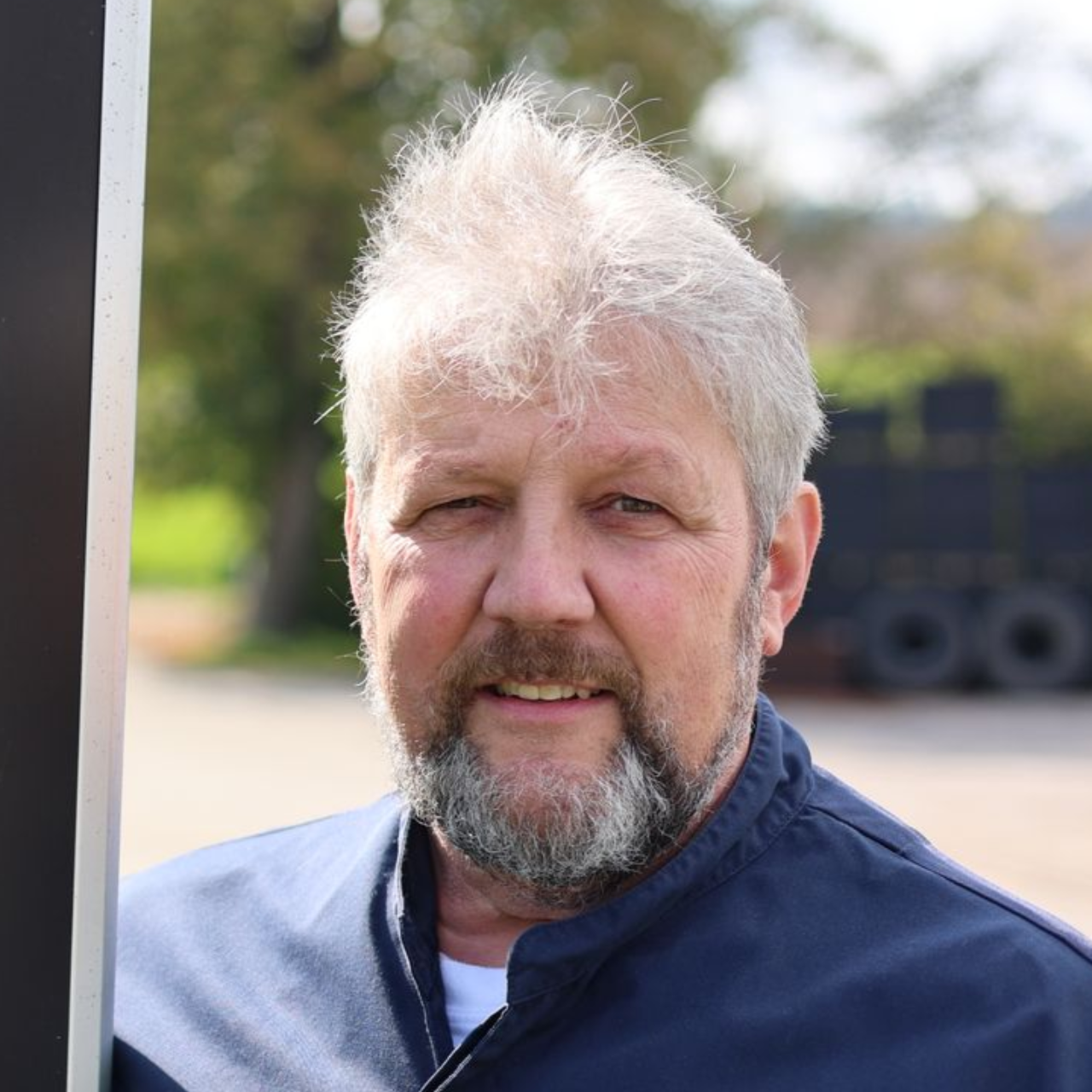 Graue Silhouette einer Person, bestehend aus einem Kreis für den Kopf und einem abgerundeten Rechteck für den Körper.