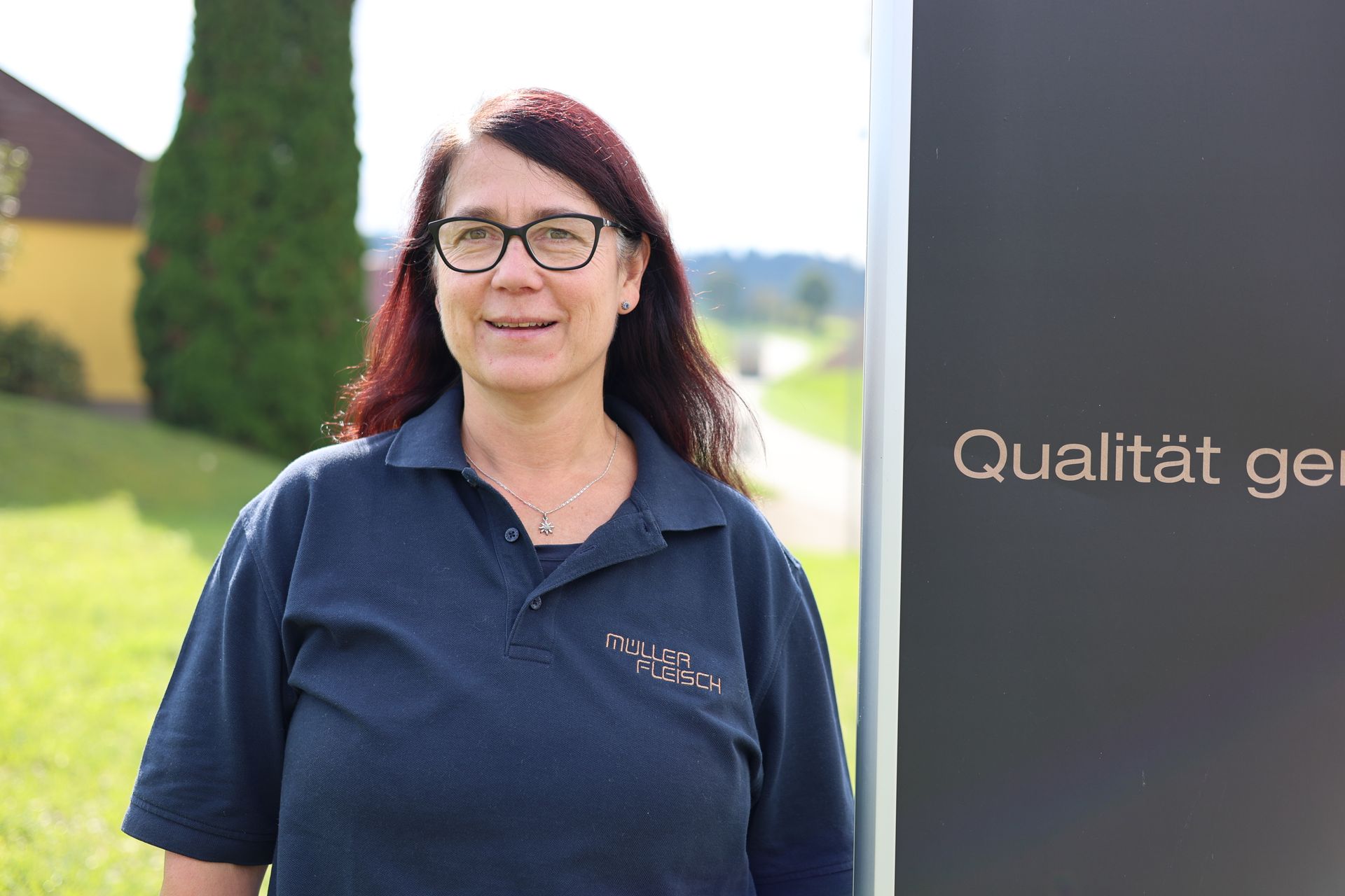 Graue Silhouette einer Person, bestehend aus einem Kreis für den Kopf und einem abgerundeten Rechteck für den Körper.