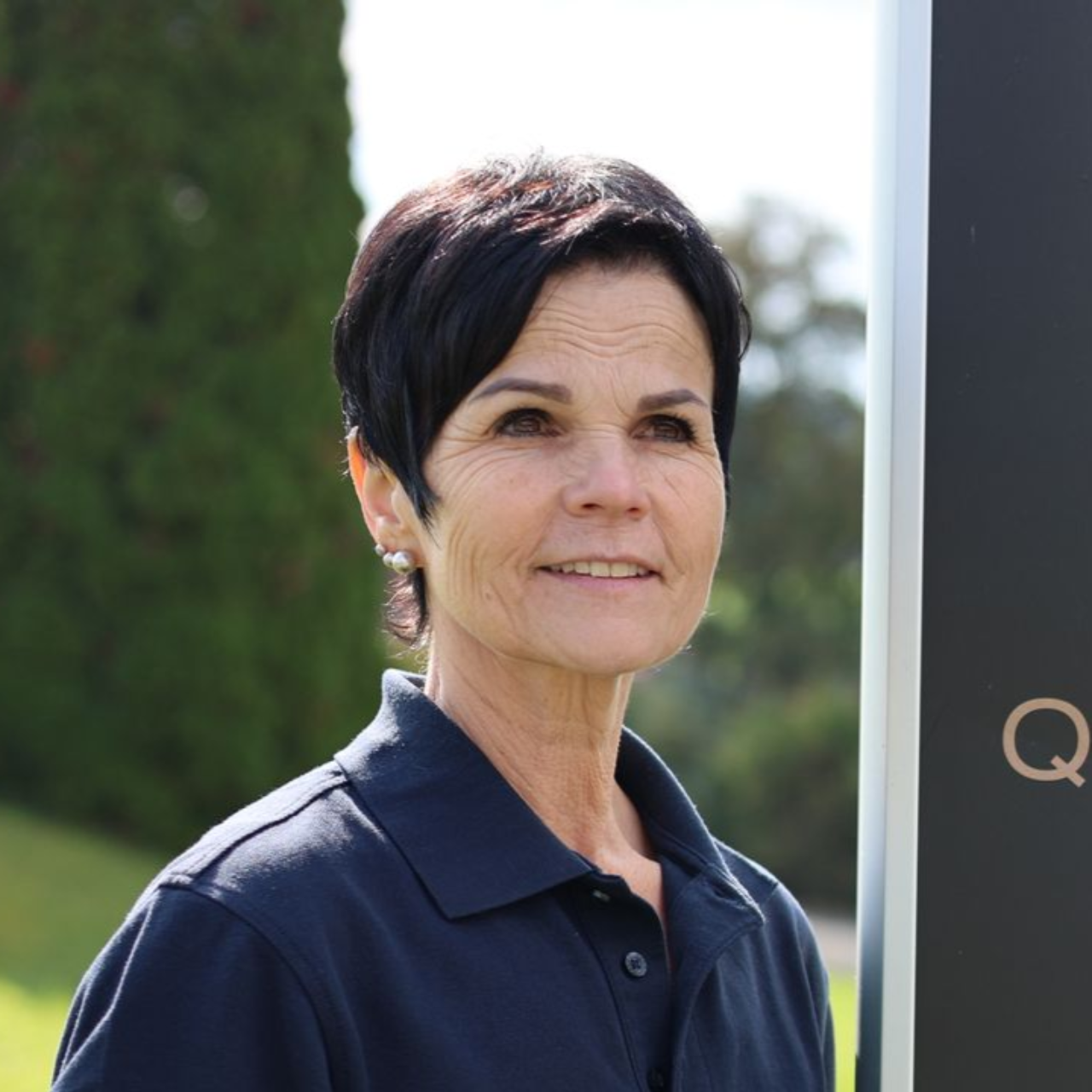 Graue Silhouette einer Person, bestehend aus einem Kreis für den Kopf und einem abgerundeten Rechteck für den Körper.