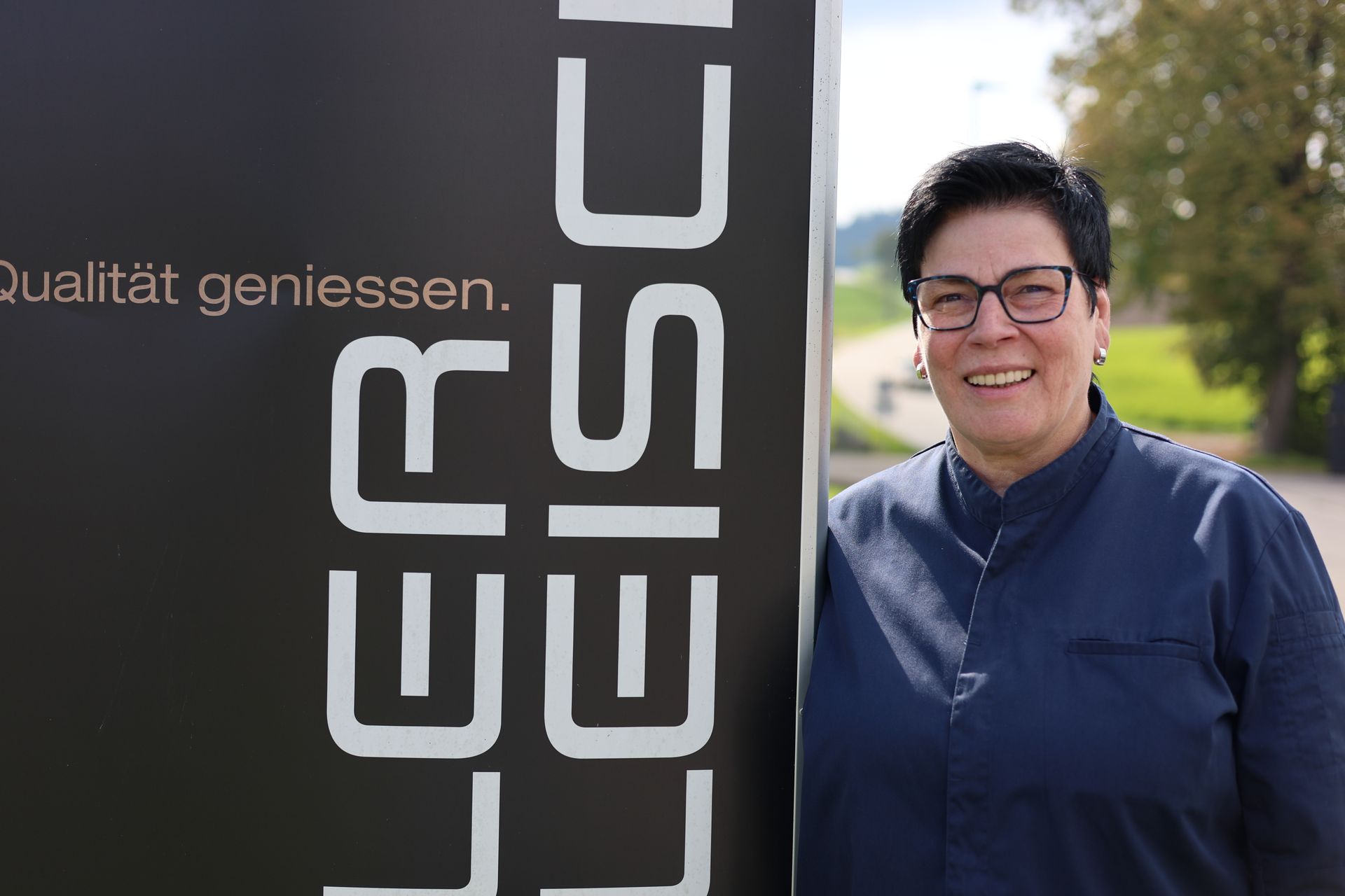 Graue Silhouette einer Person, bestehend aus einem Kreis für den Kopf und einem abgerundeten Rechteck für den Körper.