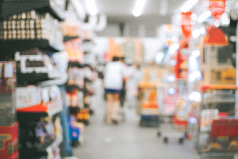 Vista borrosa del interior de una tienda 