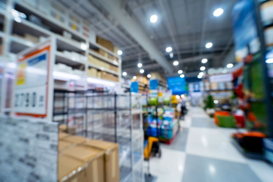 Vista interior borrosa de una tienda