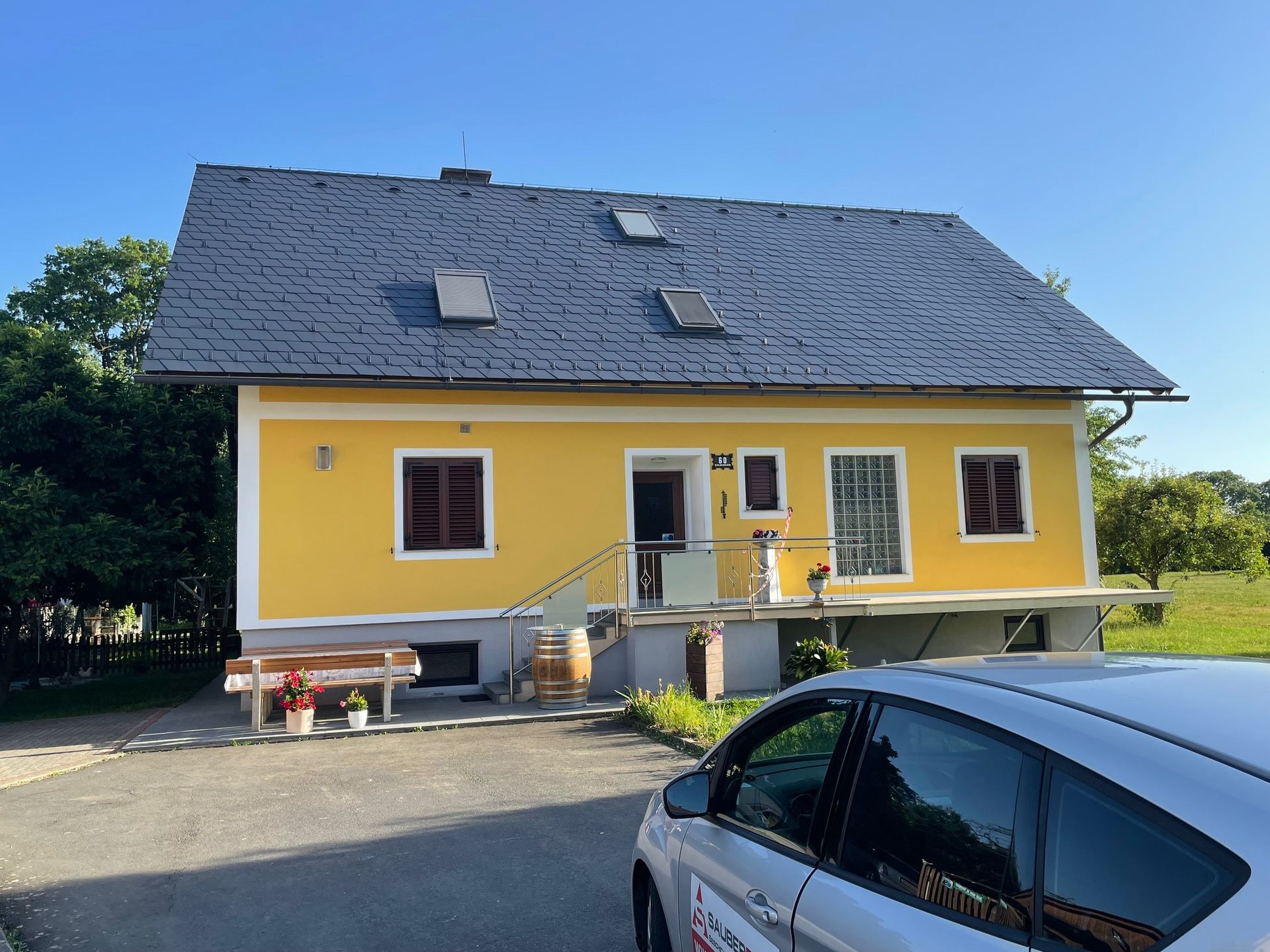 Ein gelbes Haus mit einem davor geparkten Auto