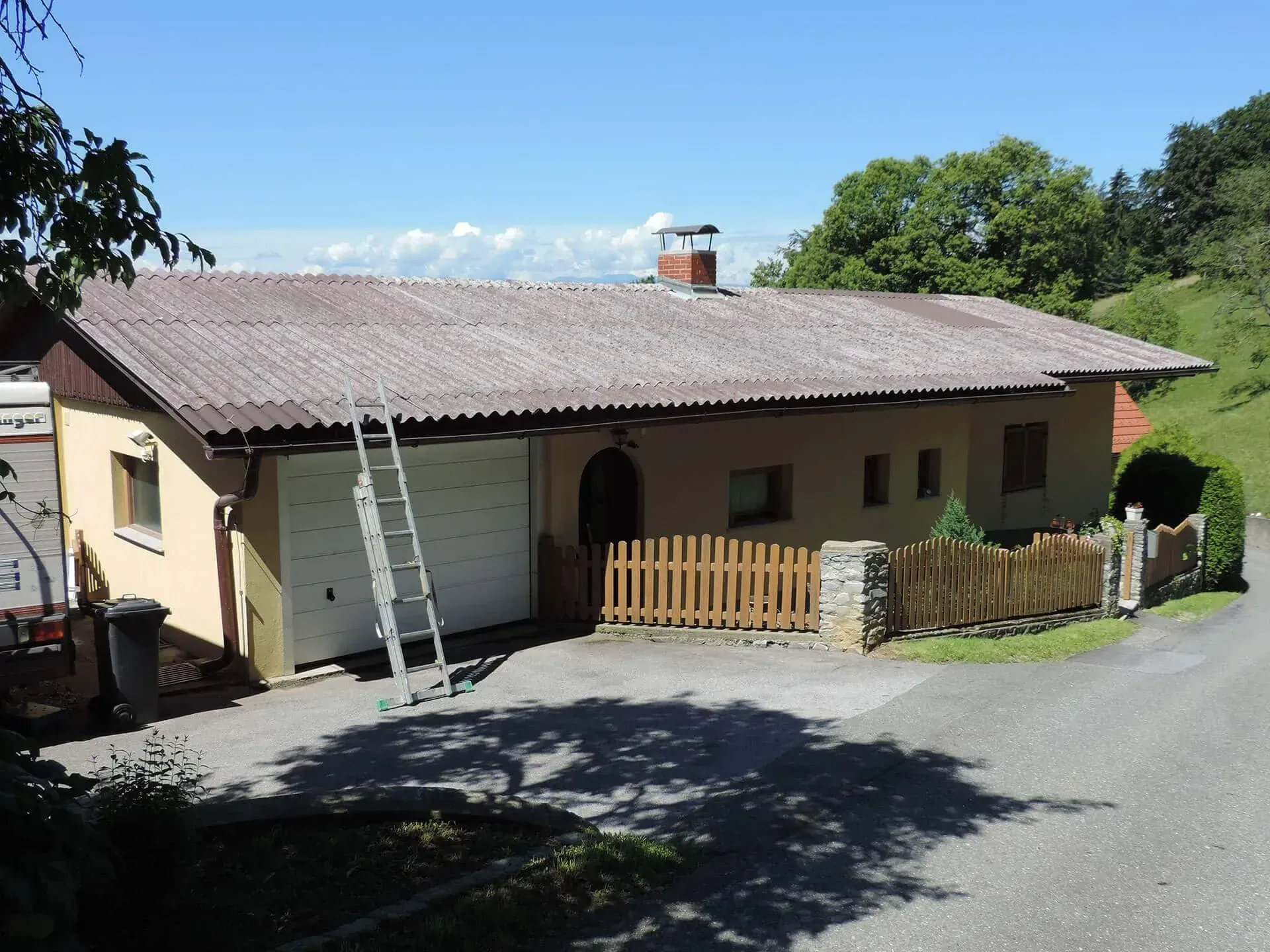 Ein Haus mit einer Leiter davor