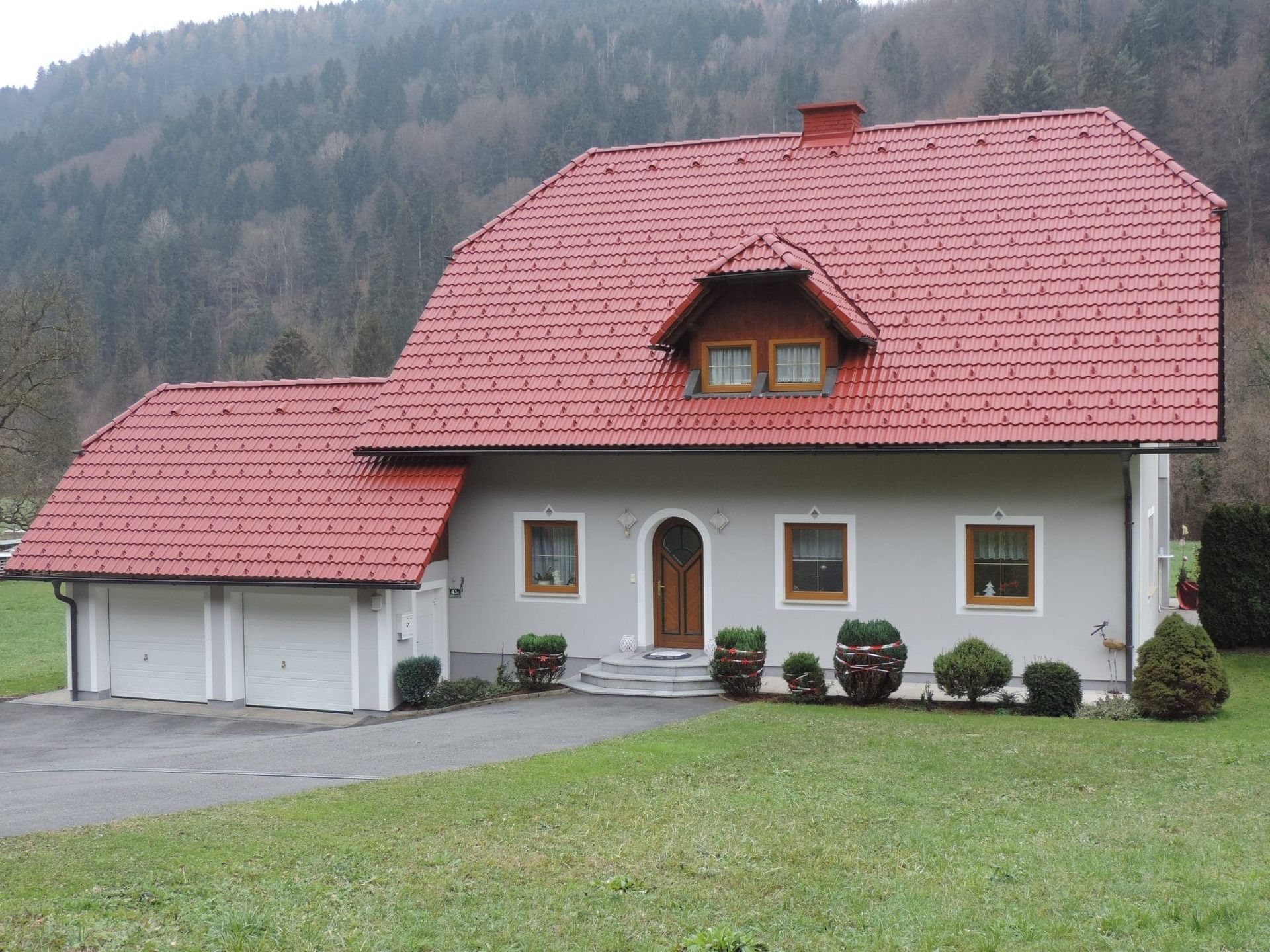 Ein weißes Haus mit einem roten Ziegeldach