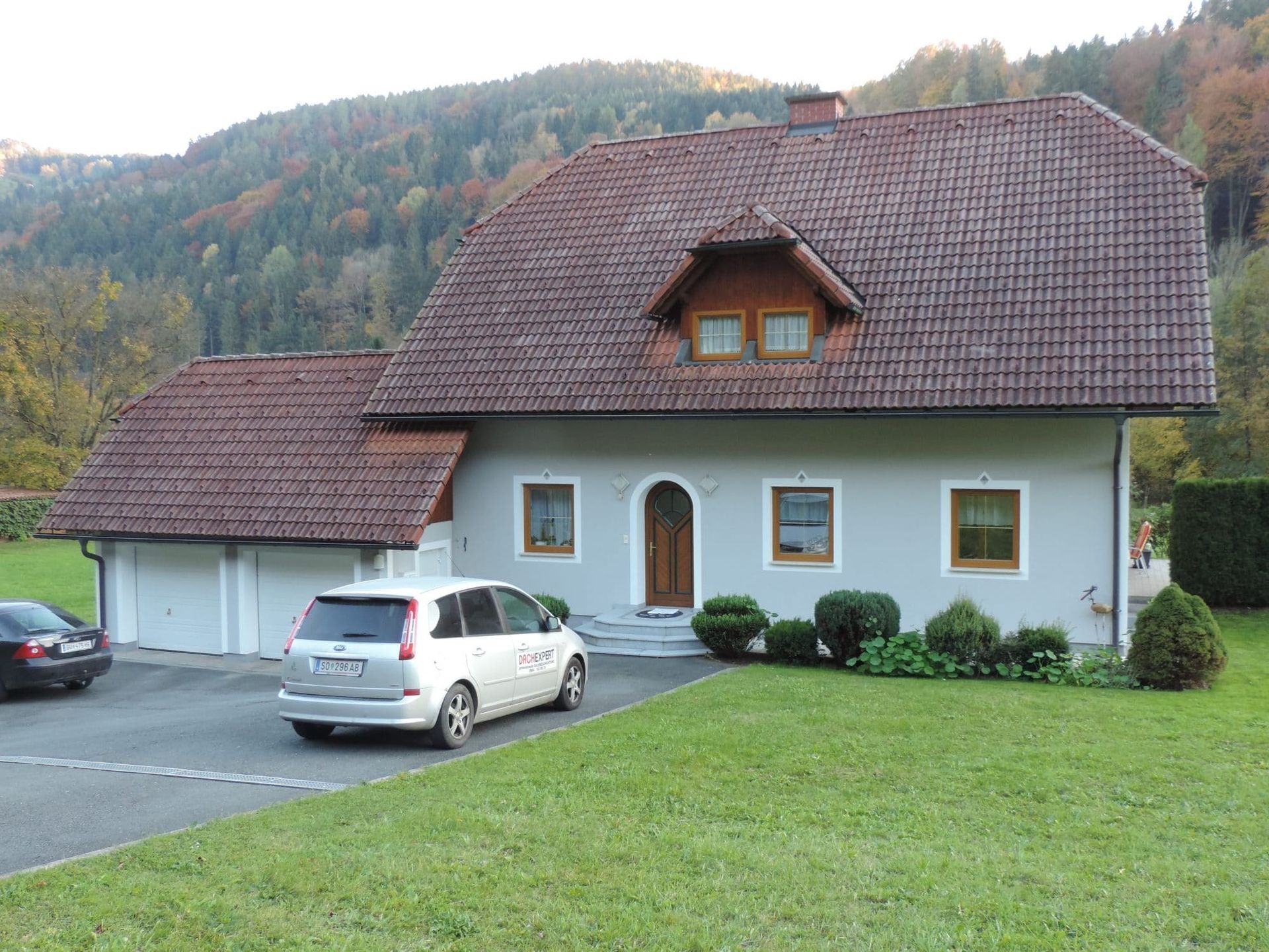Ein weißer Lieferwagen steht vor einem Haus