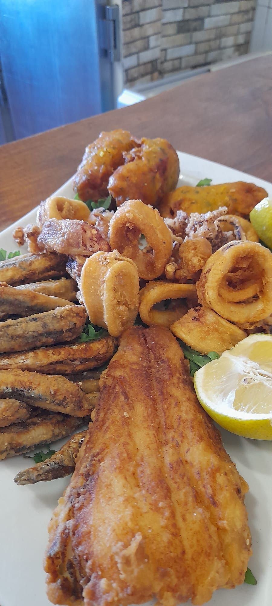 Un primer plano de un plato de comida sobre una mesa.