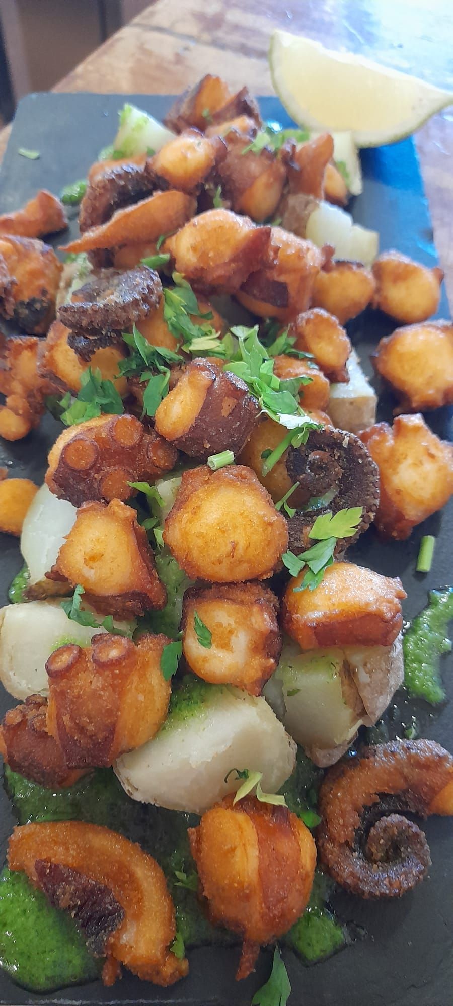 Un primer plano de un plato de comida sobre una mesa.