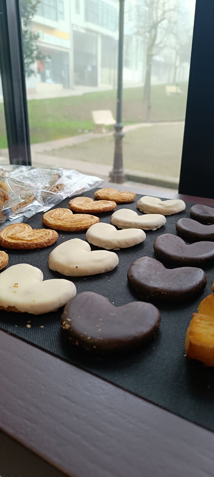 Hay muchos tipos diferentes de galletas en la mesa.