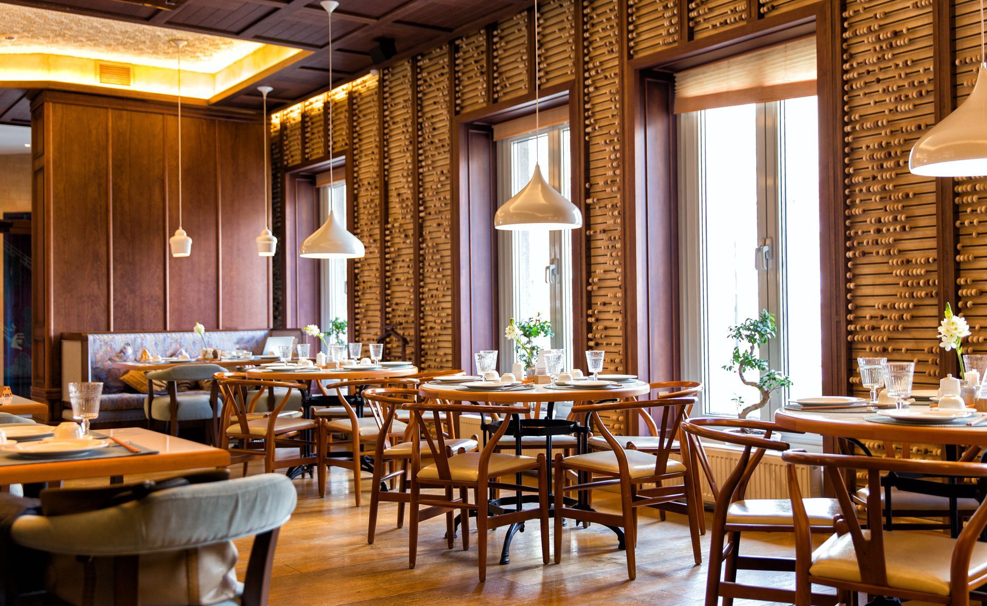 Salle dans un restaurant avec tables et chaises