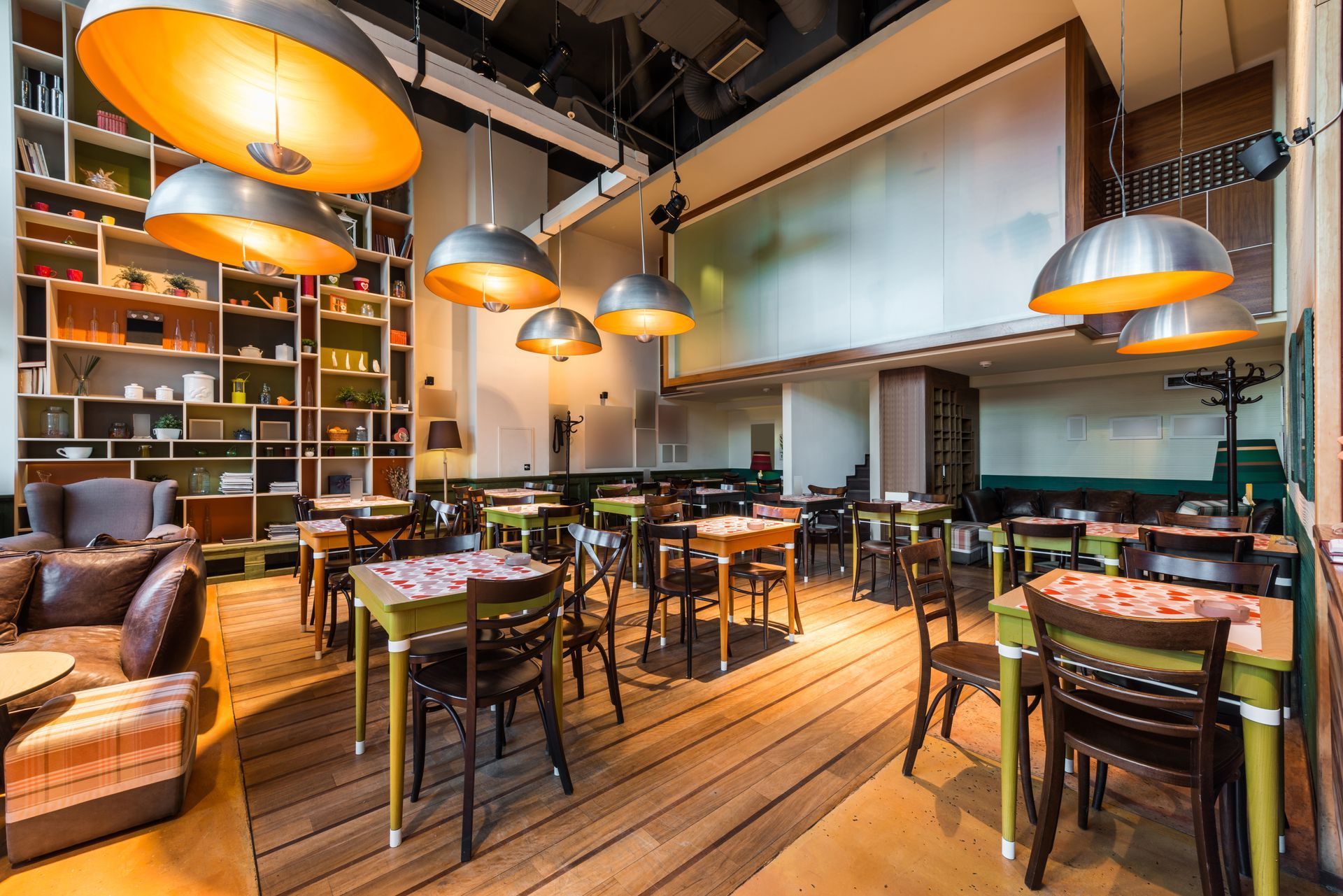 Multitude de tables et de chaises dans une salle de restaurant