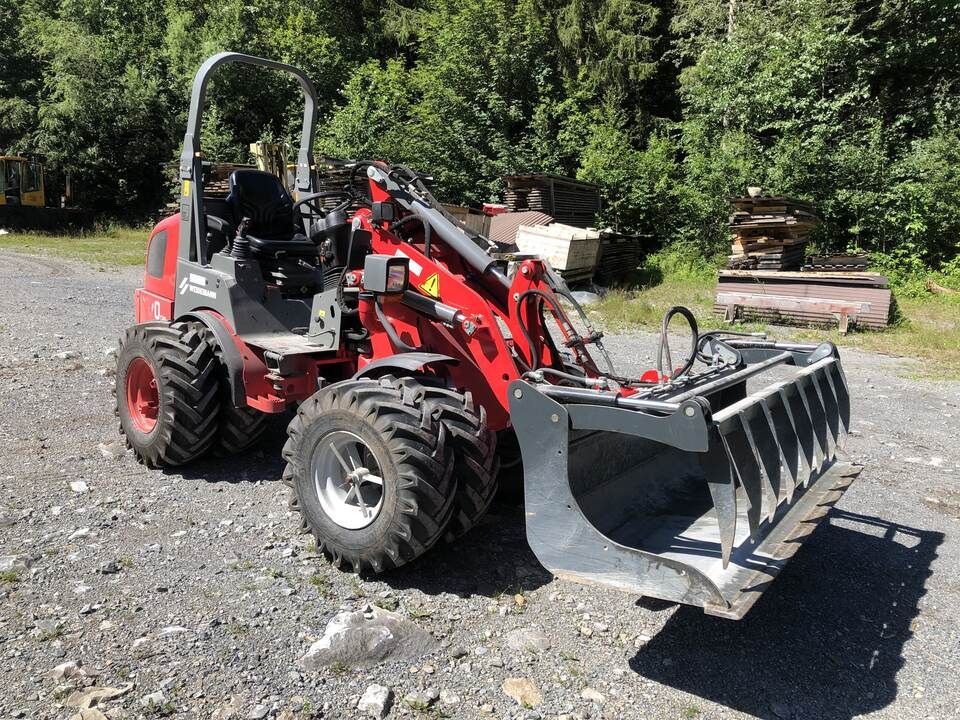 Rubin's Lohnarbeiten Kandertal landwirtschaftliche Maschinen Hoflader, Ballenzange, Schaufel, Greifschaufel, Palettgabel