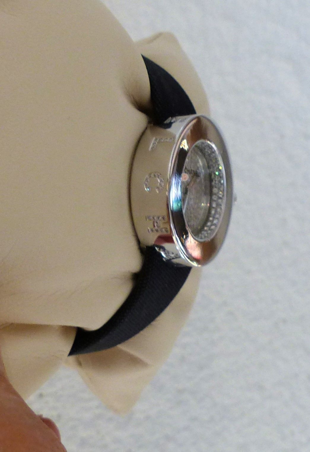 Montre Chanel de profil