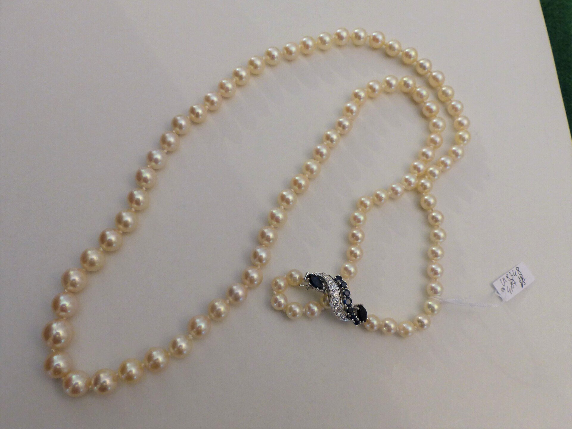 Collier de perle avec broche