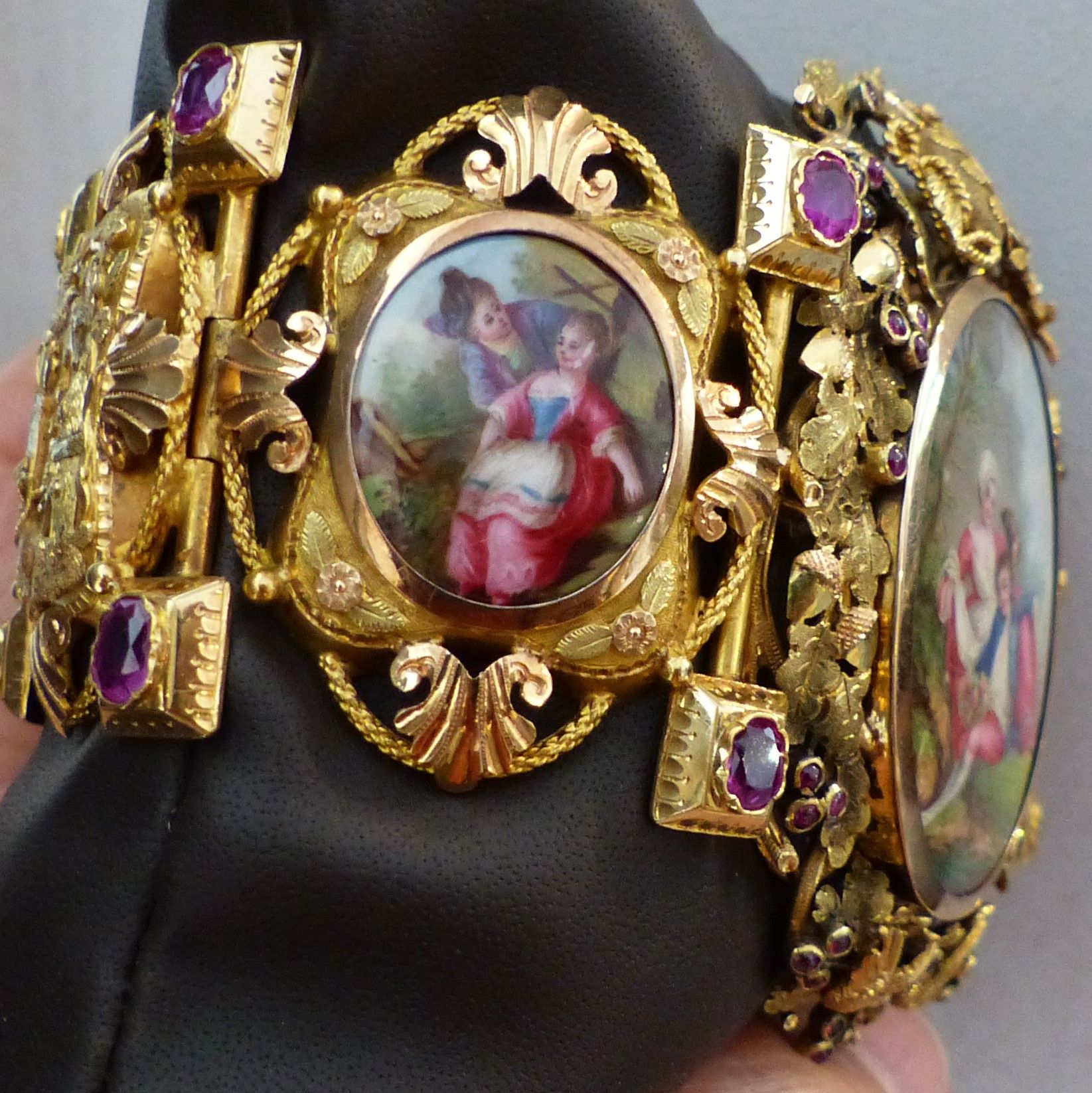 Bracelet en or ancien avec portraits