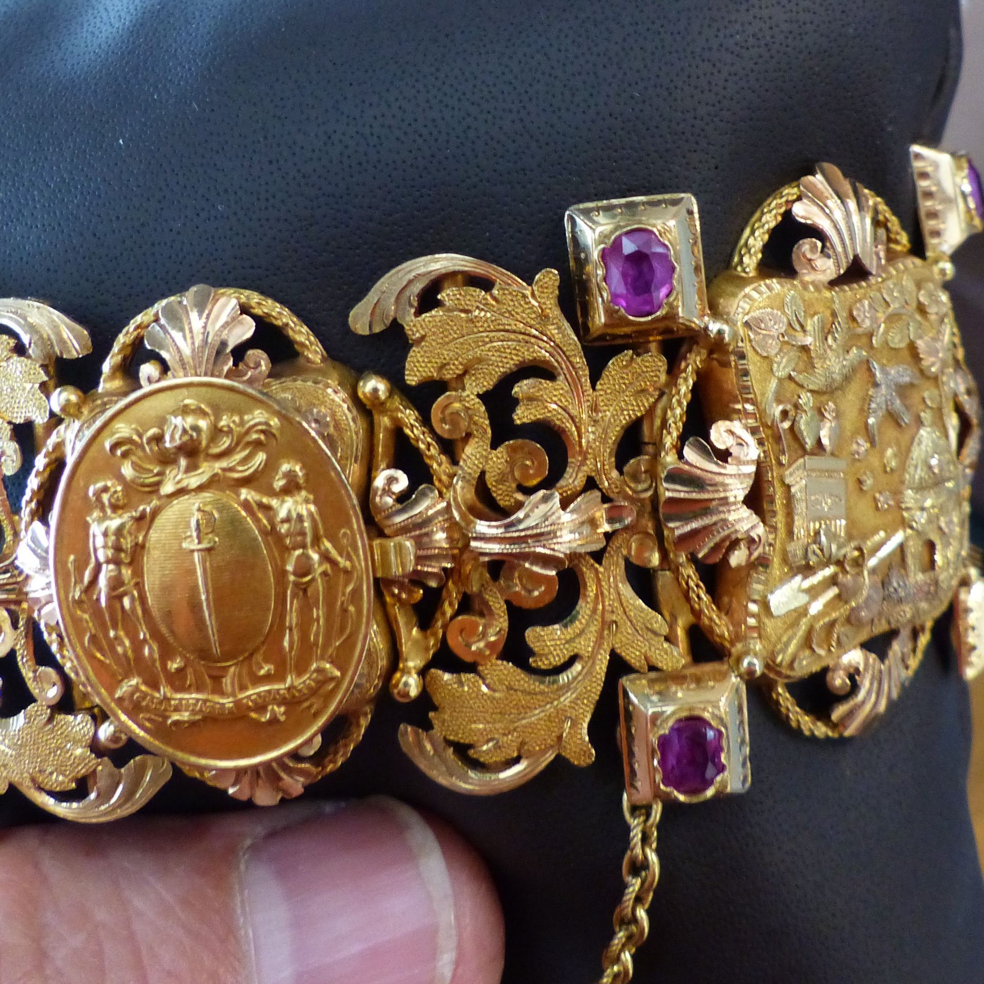 Bijou ancien en or avec gravures et pierres précieuses